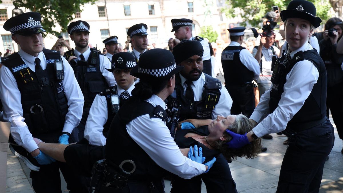 Una mujer es transportada por varios policías tras participar en la protesta en favor de Palestine Action este sábado en Londres.