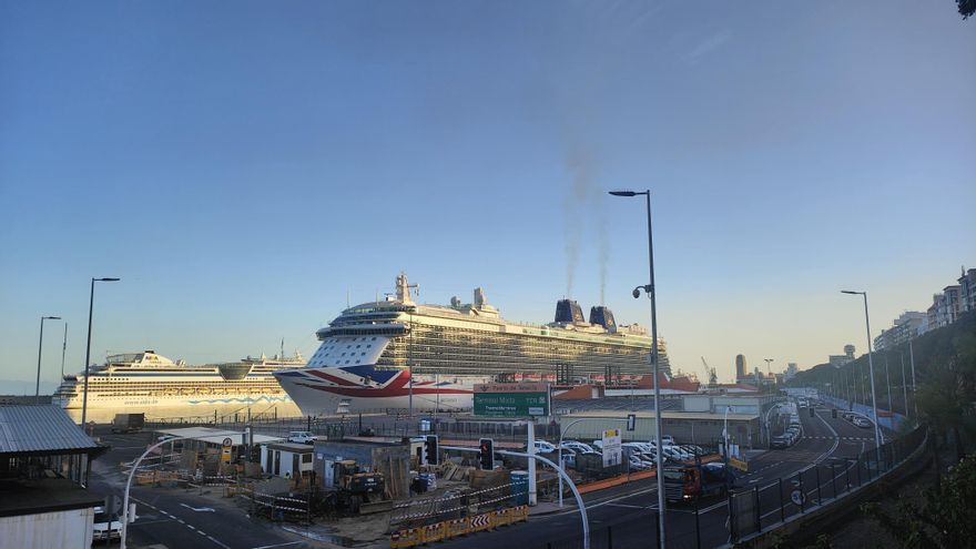 Canarias se llena de cruceristas mientras otros destinos intentan limitarlos para proteger a sus ciudades de la masificación