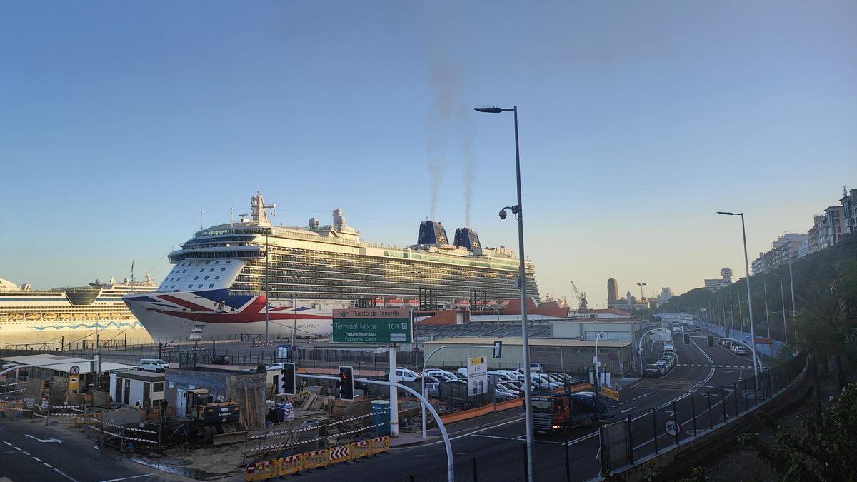 Canarias se llena de cruceristas mientras otras ciudades intentan limitarlos para protegerse contra la masificación