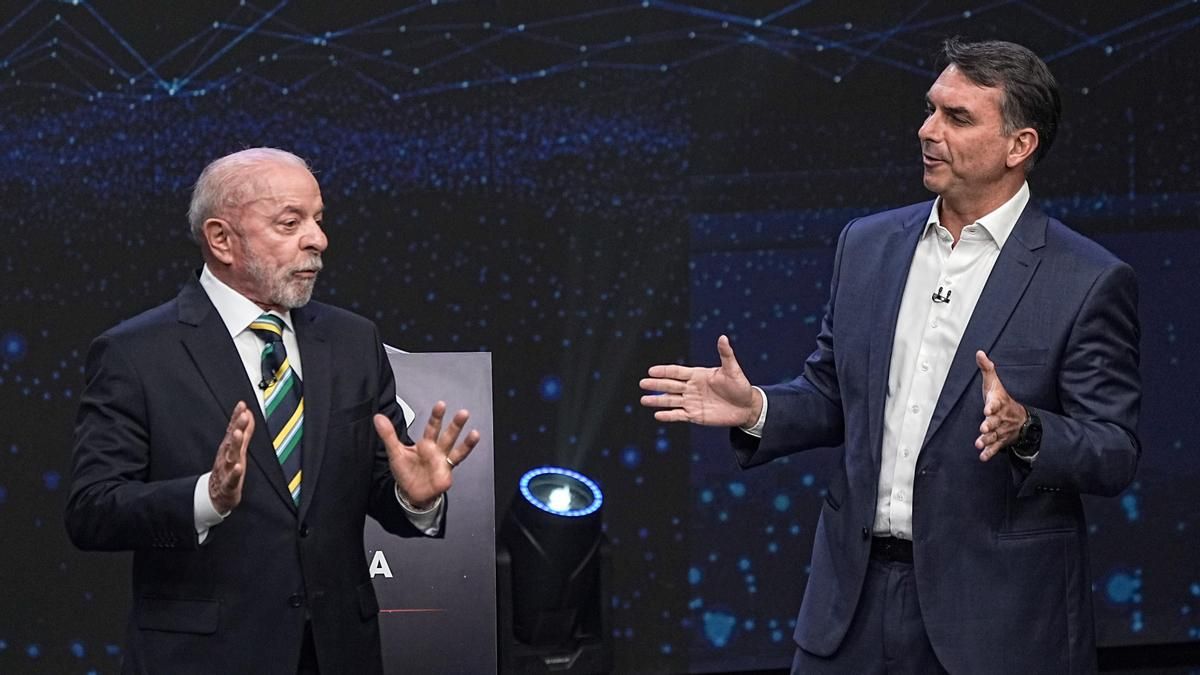 Lula da Silva y Flávio Bolsonaro, durante el debate previo al balotaje, el 18 de octubre pasado.