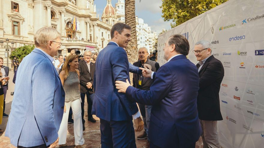 Ximo Puig acompaña al presidente Pedro Sánchez que es recibido por Arsenio Escolar, José Sanclemente y Adolf Beltran.
