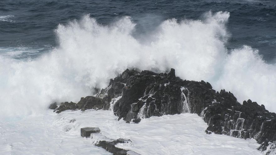 El fuerte oleaje golpea este viernes la localidad de La Barranquera en Tenerife, durante una jornada marcada por las alertas por viento, mala mar y calima.