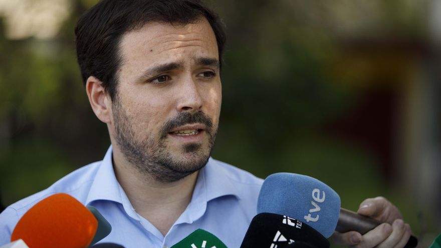 El ministro de Consumo, Alberto Garzón, durante encuentro con representantes de las distintas organizaciones de  la Mesa ciudadana del Distrito Norte de Granada por la luz. En la Parroquia de La Paz a 27 de mayo del 2022 en Granada (España).