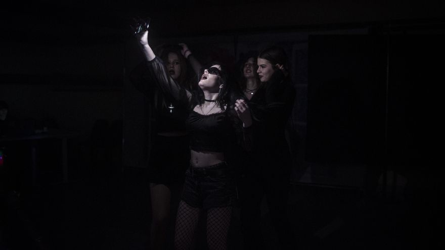 Una adolescente baila con sus amigas en una fiesta organizada en la escuela subterránea alternativa de Balaklia.