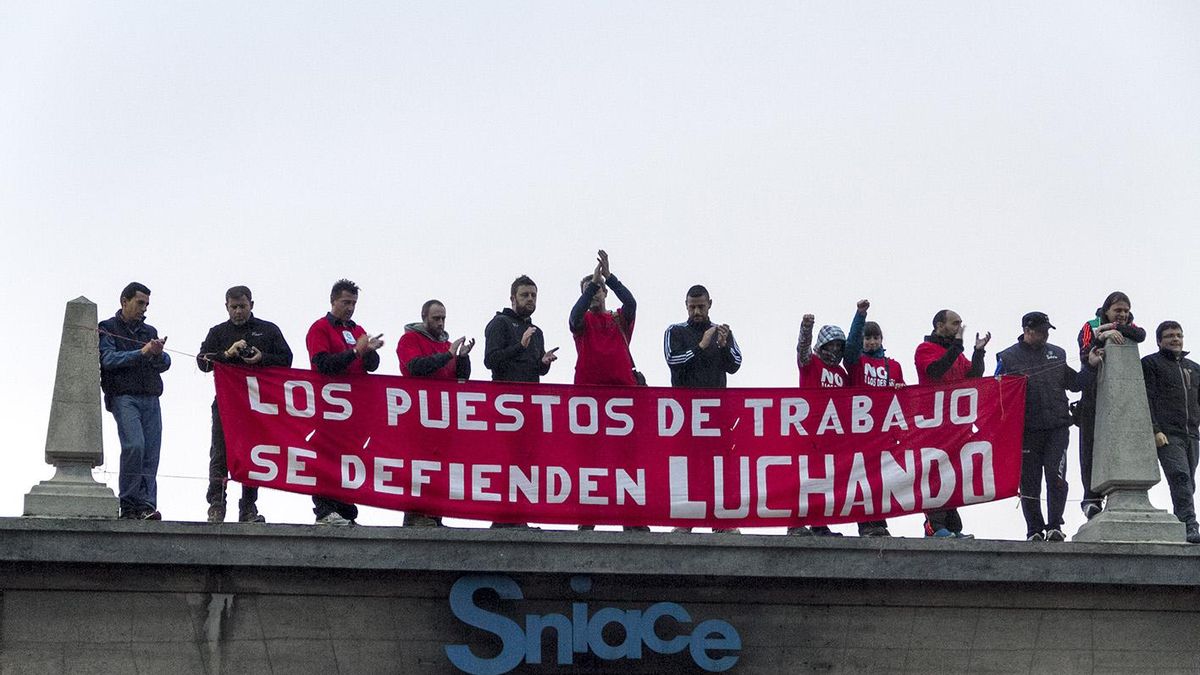 Los trabajadores de Sniace durante una protesta en la fábrica de Torrelavega. |