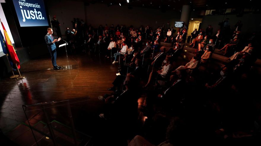 El presidente del Gobierno, Pedro Sánchez, durante la presentación este miércoles en un acto con buena parte de su gabinete, y al que están invitados empresarios y sindicatos, los planes del Ejecutivo para lograr una recuperación "justa" en la que el crecimiento se traduzca en "cohesión social" y "solidaridad".