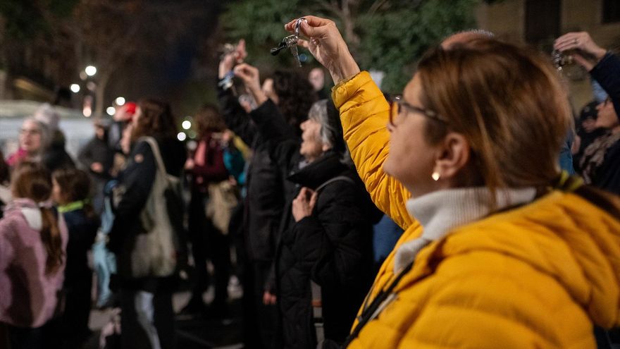 EuropaPress 6488133 varias personas muestran llaves cacerolada marco actividades organizadas