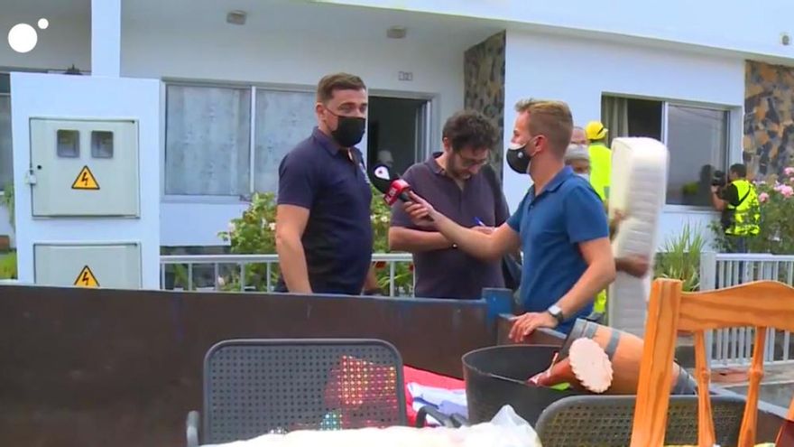 Aplausos a los reporteros de 'El programa de AR' y 'Cuatro al día' por su ayuda humanitaria en La Palma