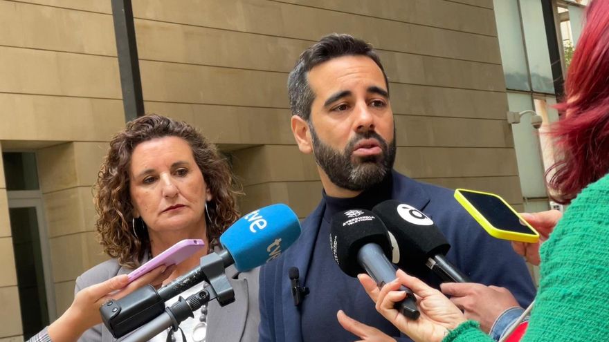 El síndic del PSPV-PSOE en Les Corts, José Muñoz, y la diputada socialista Mercedes Caballero.