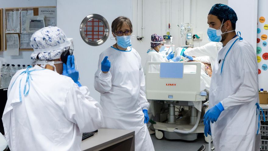 Ómicron multiplica por cuatro los contagios de los sanitarios y pone en jaque a un sistema exhausto