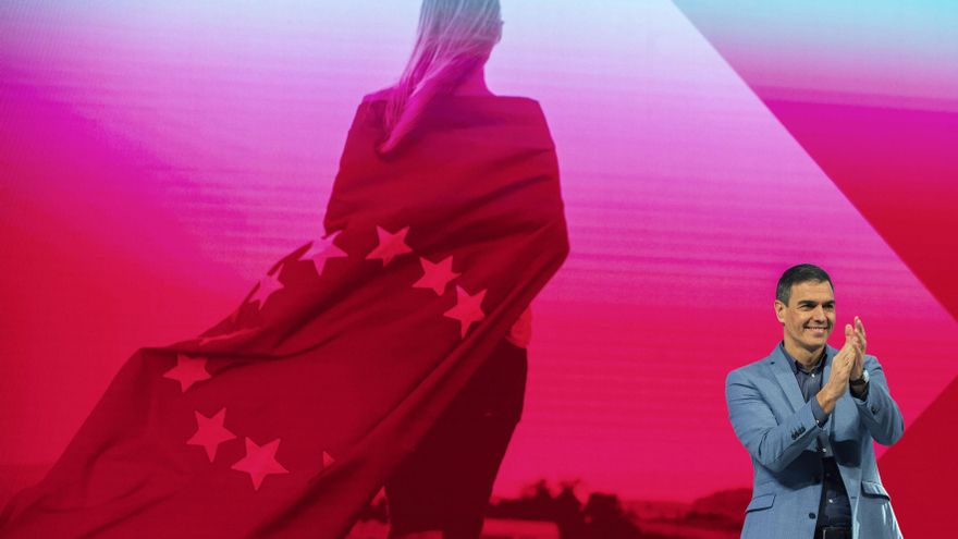 El líder del PSOE y presidente en funciones de España, Pedro Sánchez (i) con el presidente de los Socialistas Europeos, Stefan Löfven, en la segunda jornada del Congreso Europeo Socialista. EFE/ Jorge Zapata