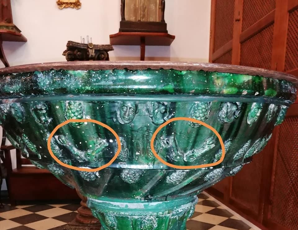 Pila bautismal, San Pedro, Breña Alta. Detalle de dos llaves.