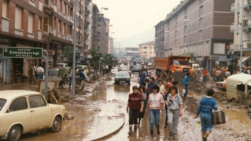 Las "dramáticas" inundaciones que sumergieron a Euskadi bajo el agua y el lodo, cuarenta años después