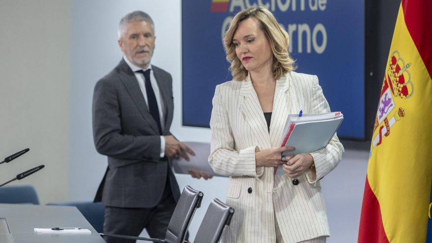 El ministro de Interior, Fernando Grande-Marlaska y la ministra Portavoz, Pilar Alegría, llegan a una rueda de prensa posterior a la reunión del Consejo de Ministros, en el Palacio de La Moncloa, a 8 de julio de 2025, en Madrid (España).