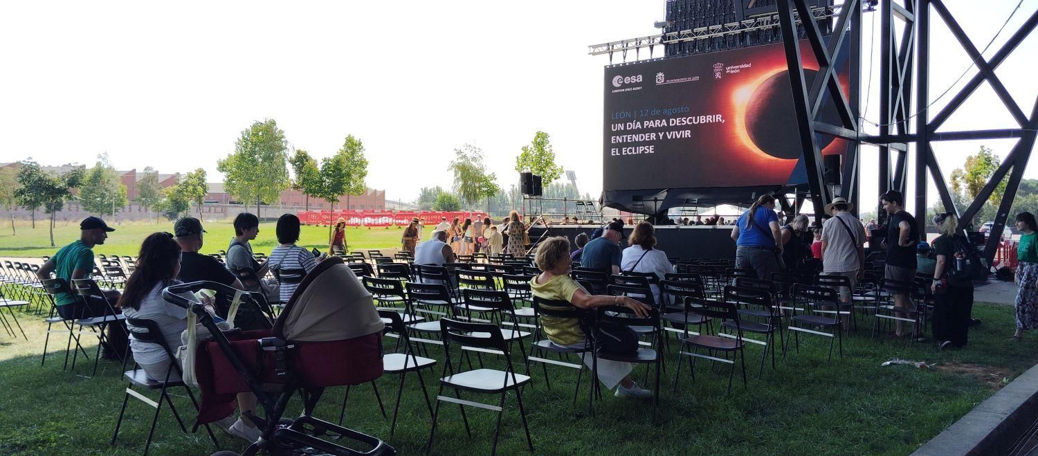 Un escenario fuera del pabellón será donde se den charlas hoy por la tarde.
