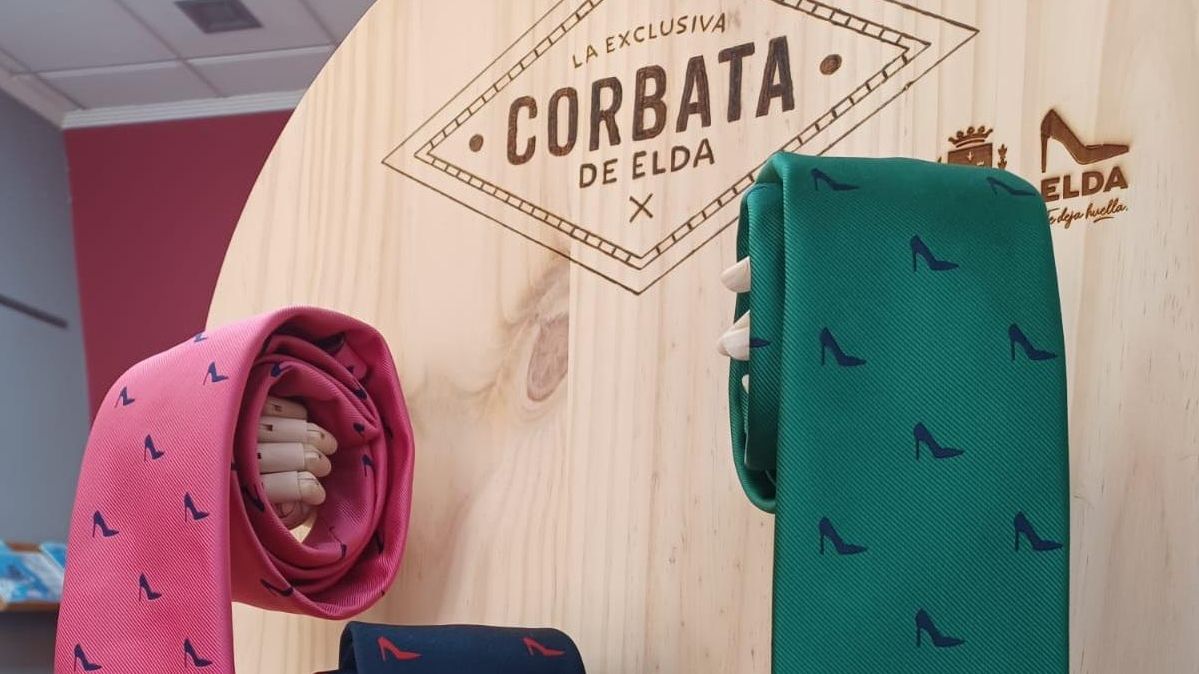 Corbates amb la sabata emblema d'Elda.