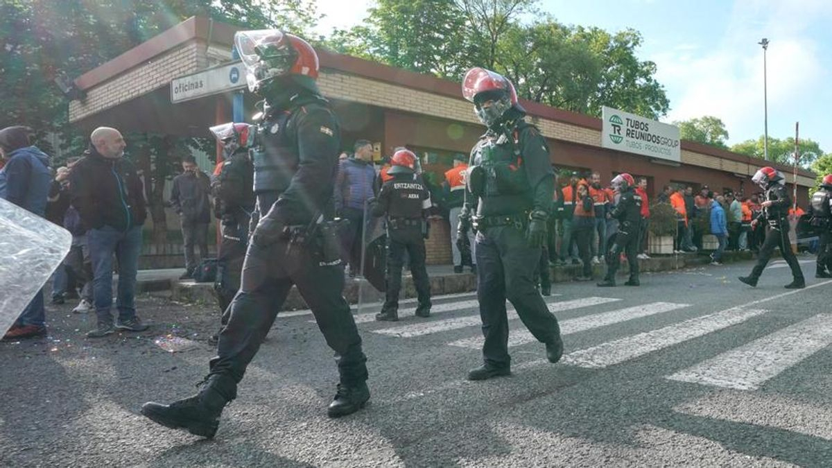 Antidisturbios de la Ertzaintza, en un operativo en la empresa Tubos Reunidos