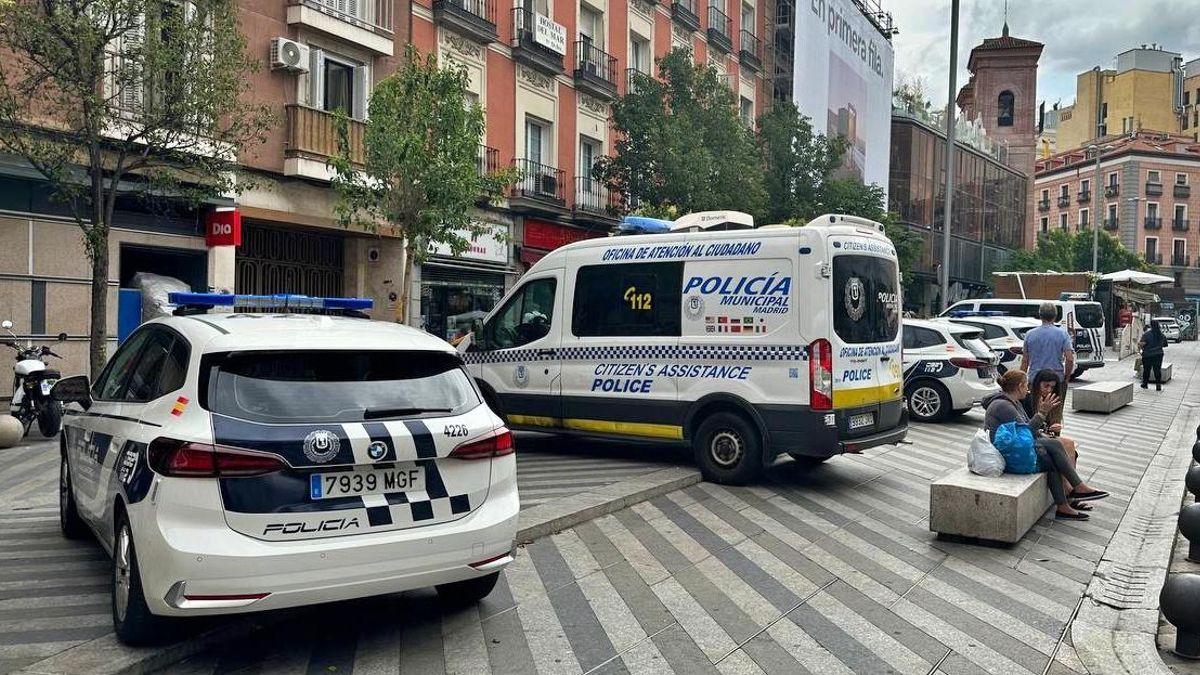 Coches de la Policía Municipal aparcados en la plaza Luna