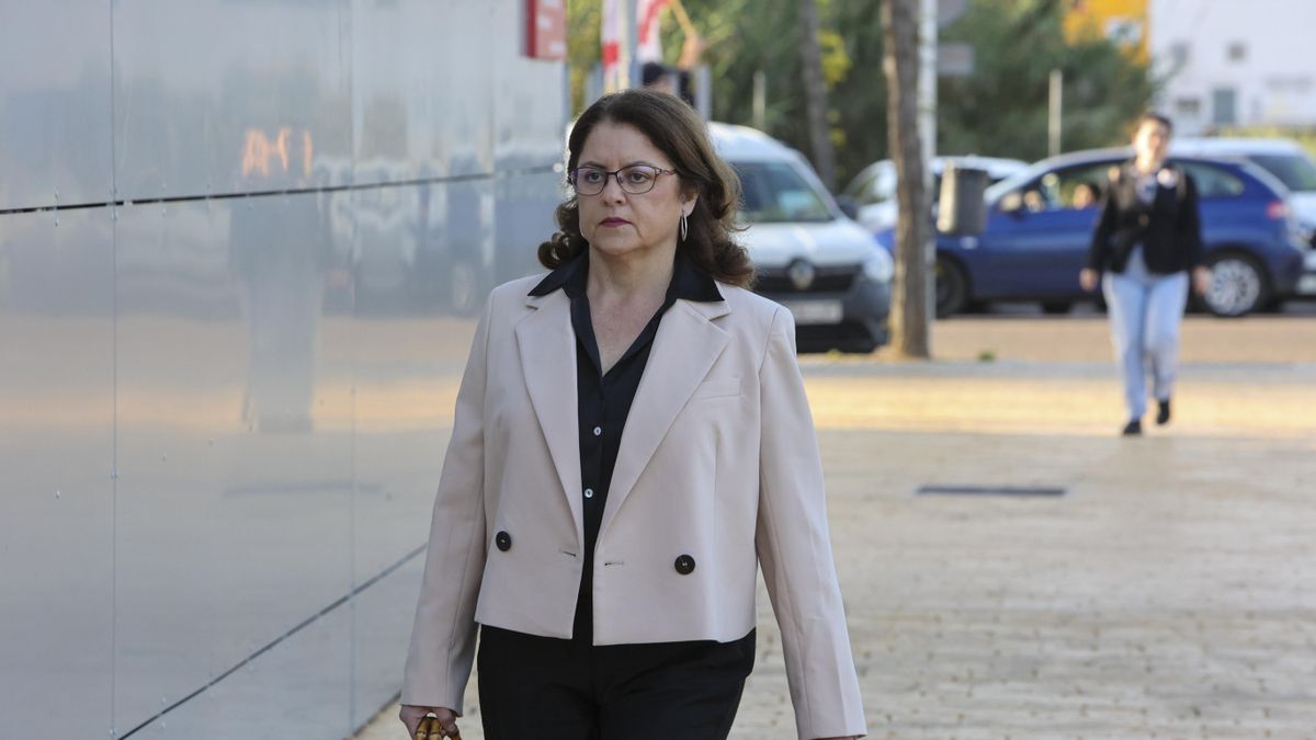 La directora de orquesta Cristina de Frutos, en los juzgados de Badajoz para declarr en 2025 durante el instrucción por la contratación de David Sánchez en la Diputación de Badajoz