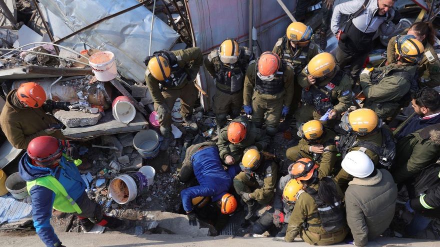 Son más de 24 mil muertos por el terremoto en Turquía y Siria, a donde la ayuda llega de a poco