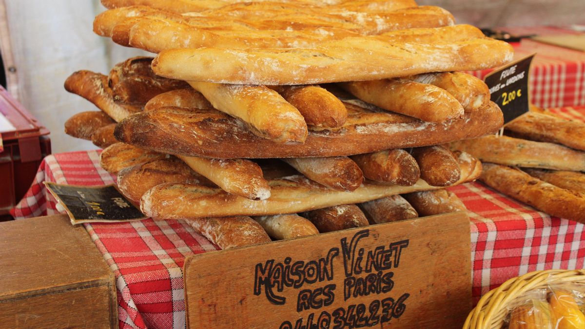 Baguettes apiladas para vender en un mercado de París.