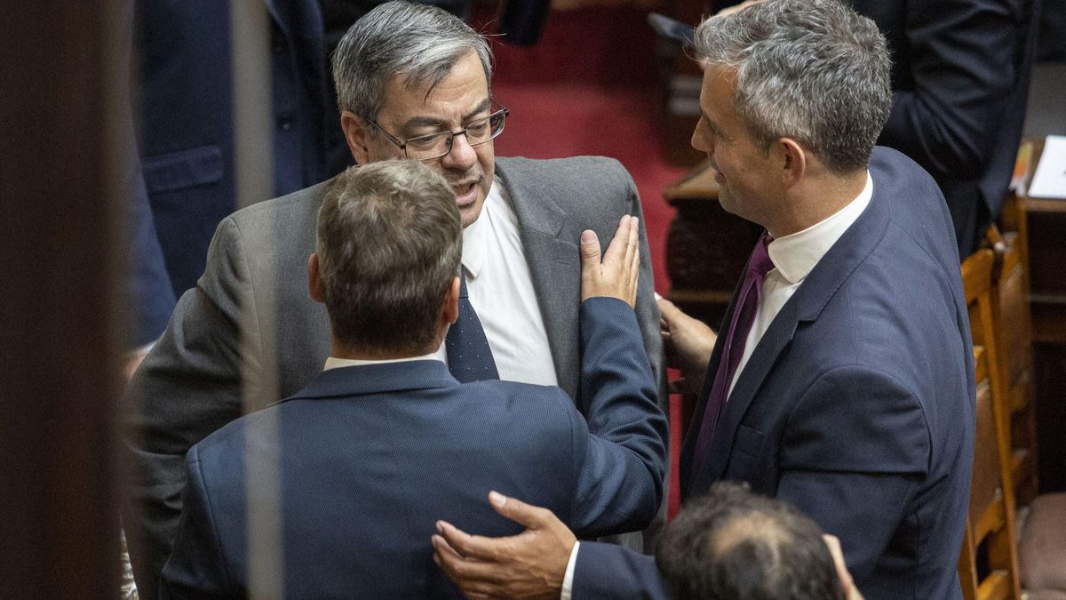 Martín Menem conversa con Germán Martínez