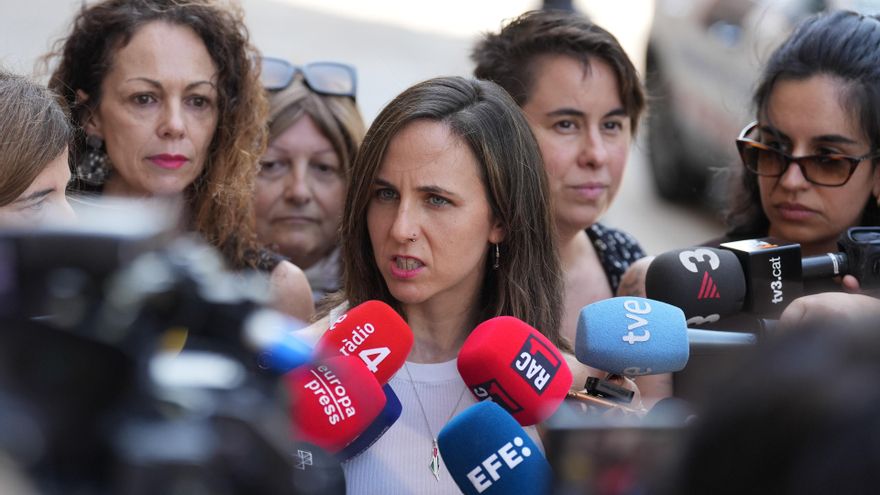 La secretaria general de Podemos, Ione Belarra, atiende a los medios de comunicación