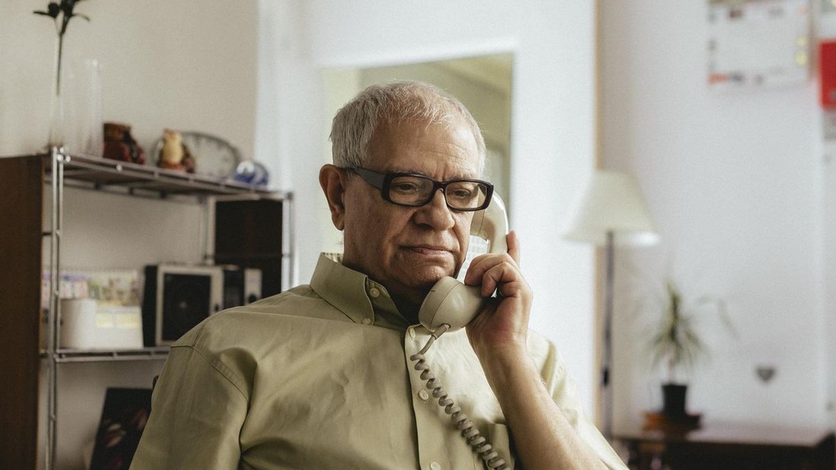 Una persona mayor hablando por teléfono