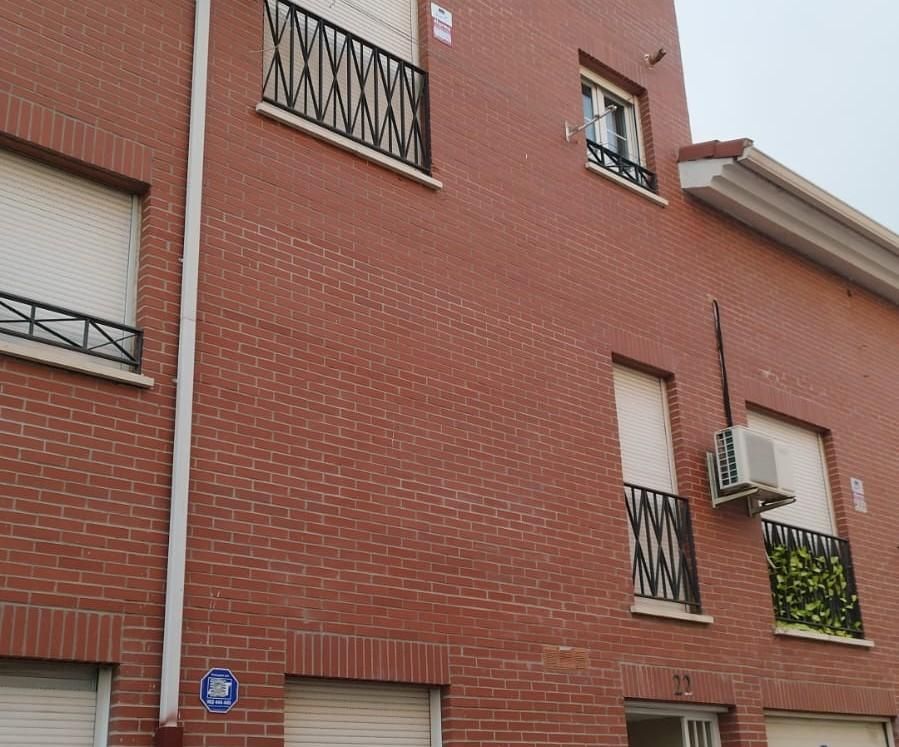 Edificio de Azuqueca de Henares, en Guadalajara, donde se han vuelto a producir acciones de "acoso" a vecinas para abandonar sus viviendasen la vivienda