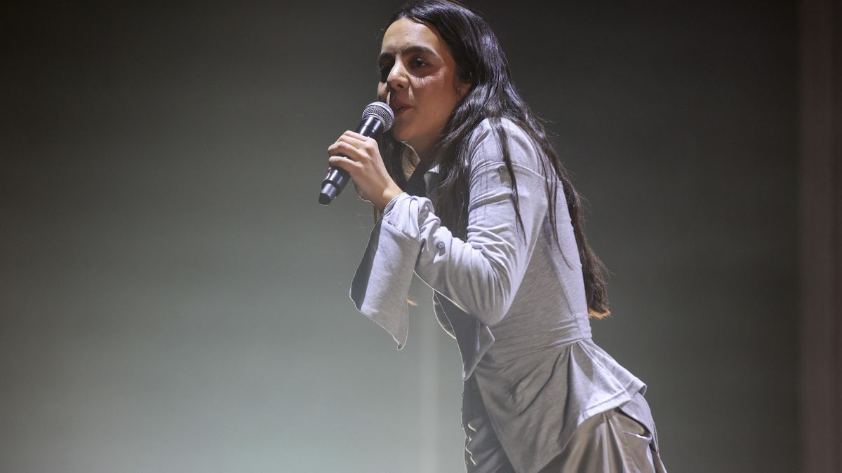 La cantante y compositora Valeria Castro durante el concierto que ha ofrecido este viernes en el Movistar Arena de Madrid. EFE / Victor Lerena.