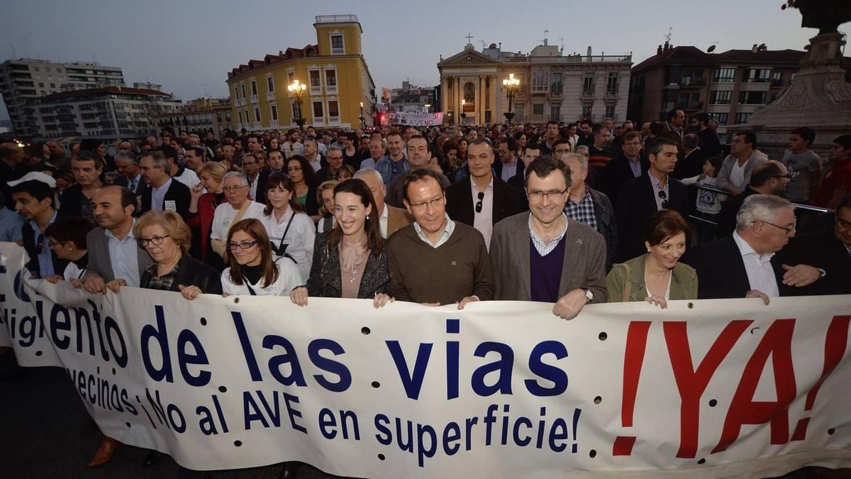 El alcalde José Ballesta en una manifestación pro-soterramiento, en Murcia