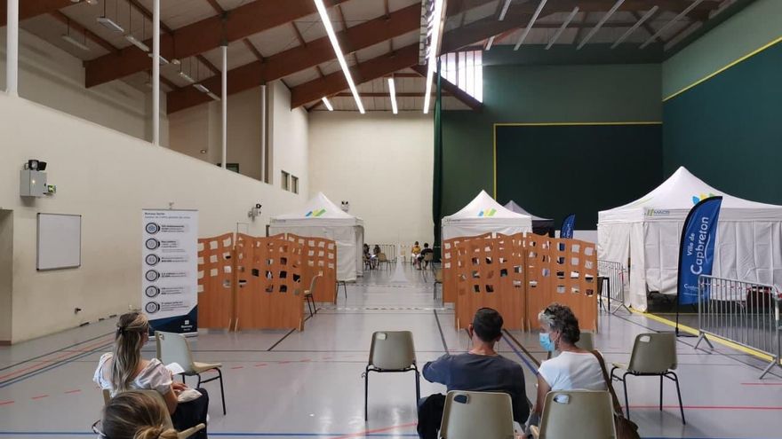 Una vacunadora en Capbreton: "Todos los españoles pueden venir. No sé si se va a perseguir, pero hasta ahora se puede"