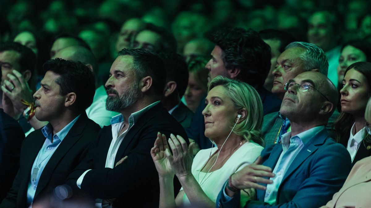 Archivo - (I-D) El líder de VOX, Santiago Abascal, la diputada de la Asamblea Nacional de Francia, Marine Le Pen, y el eurodiputado Jorge Buxadé, en el Palacio de Vistalegre, a 19 de mayo de 2024, en Madrid.