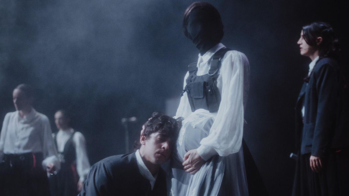 La Veronal convierte la oscuridad de 'La muerte y la primavera' de Mercé Rodoreda en una danza surrealista y gótica