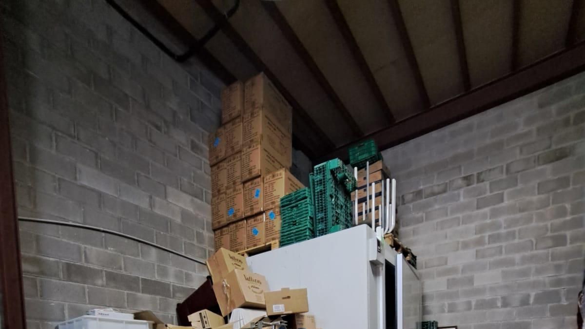 Mascarillas "caducadas y abandonadas" en una nave de Camargo