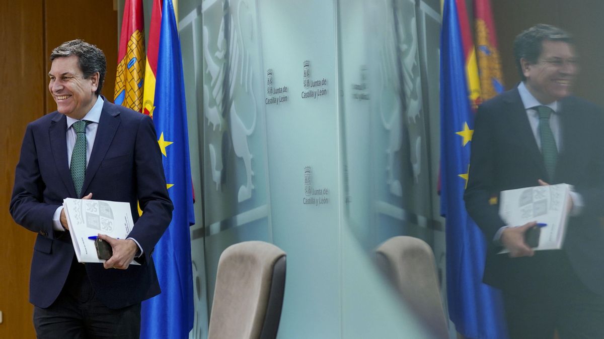 El consejero de Economía y Hacienda y portavoz, Carlos Fernández Carriedo, comparece en rueda de prensa posterior al Consejo de Gobierno Junta de Castilla y León.