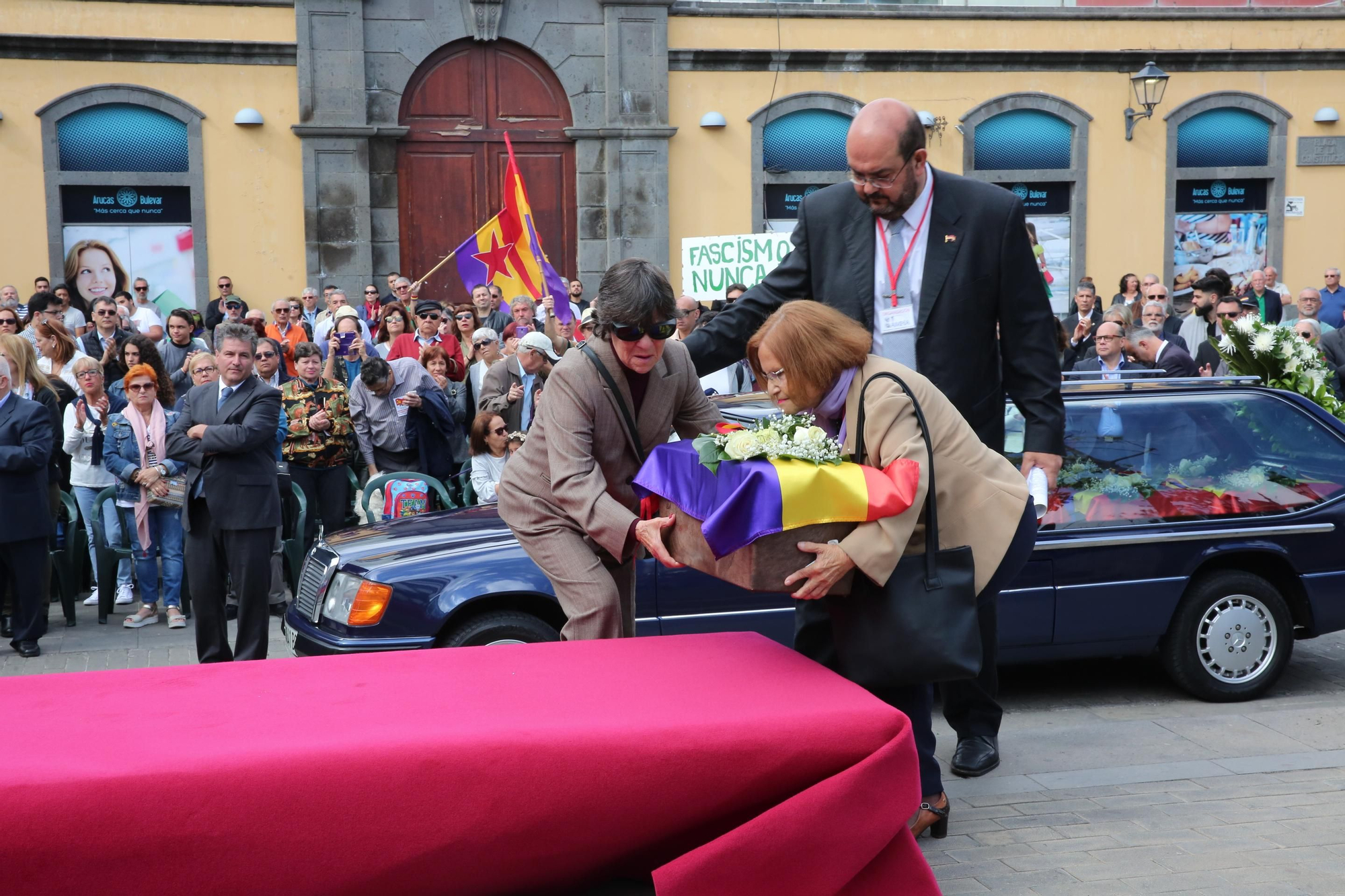 Pino Sosa y su prima Balbina junto al féretro de José Sosa Déniz.