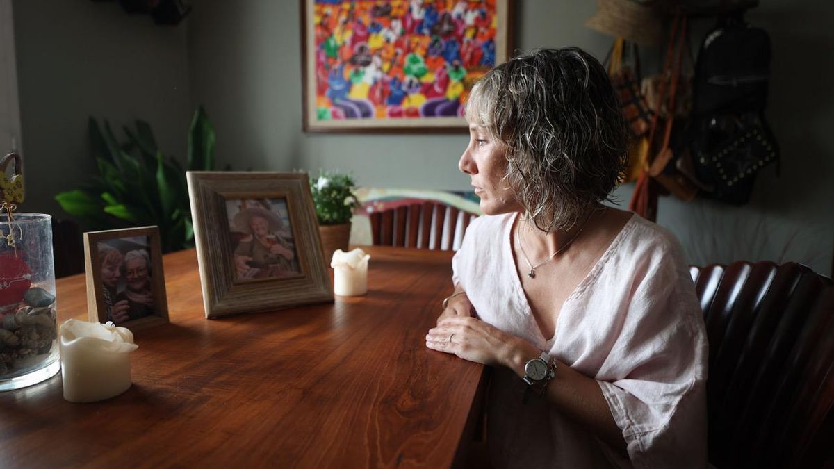 Marina Clapés, junto a las fotos de su madre que conserva en casa.
