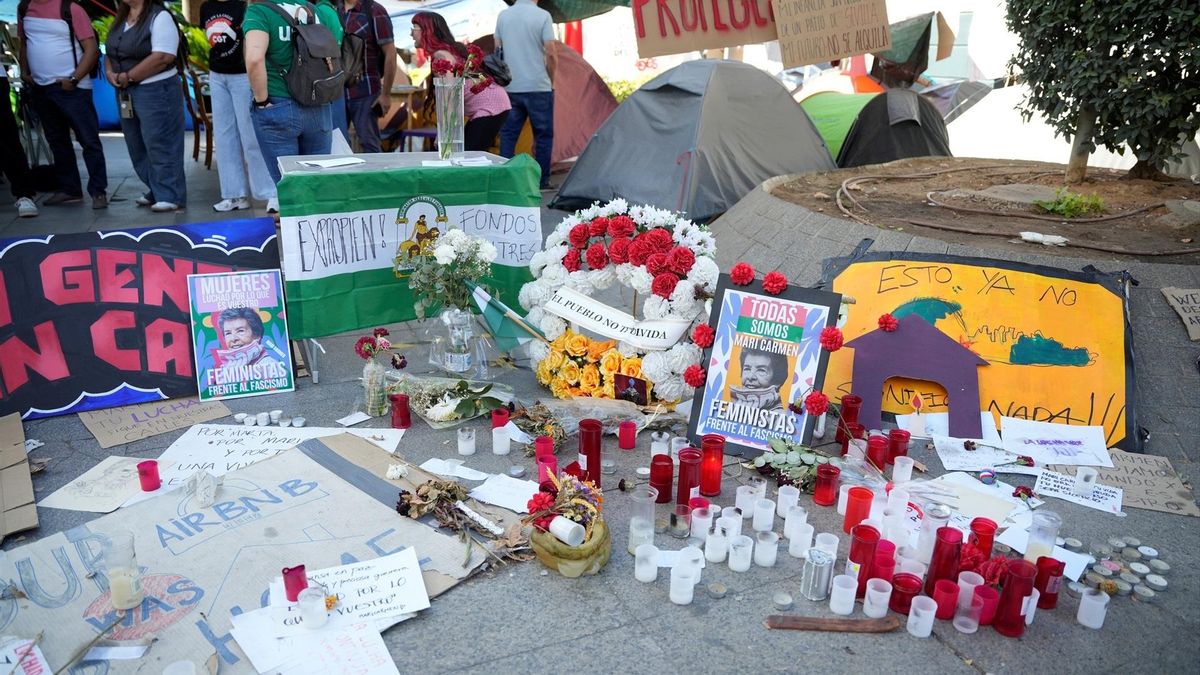 Homenaje a Maricarmen, símbolo de la lucha por la vivienda, en la acampada de las Setas de Sevilla.