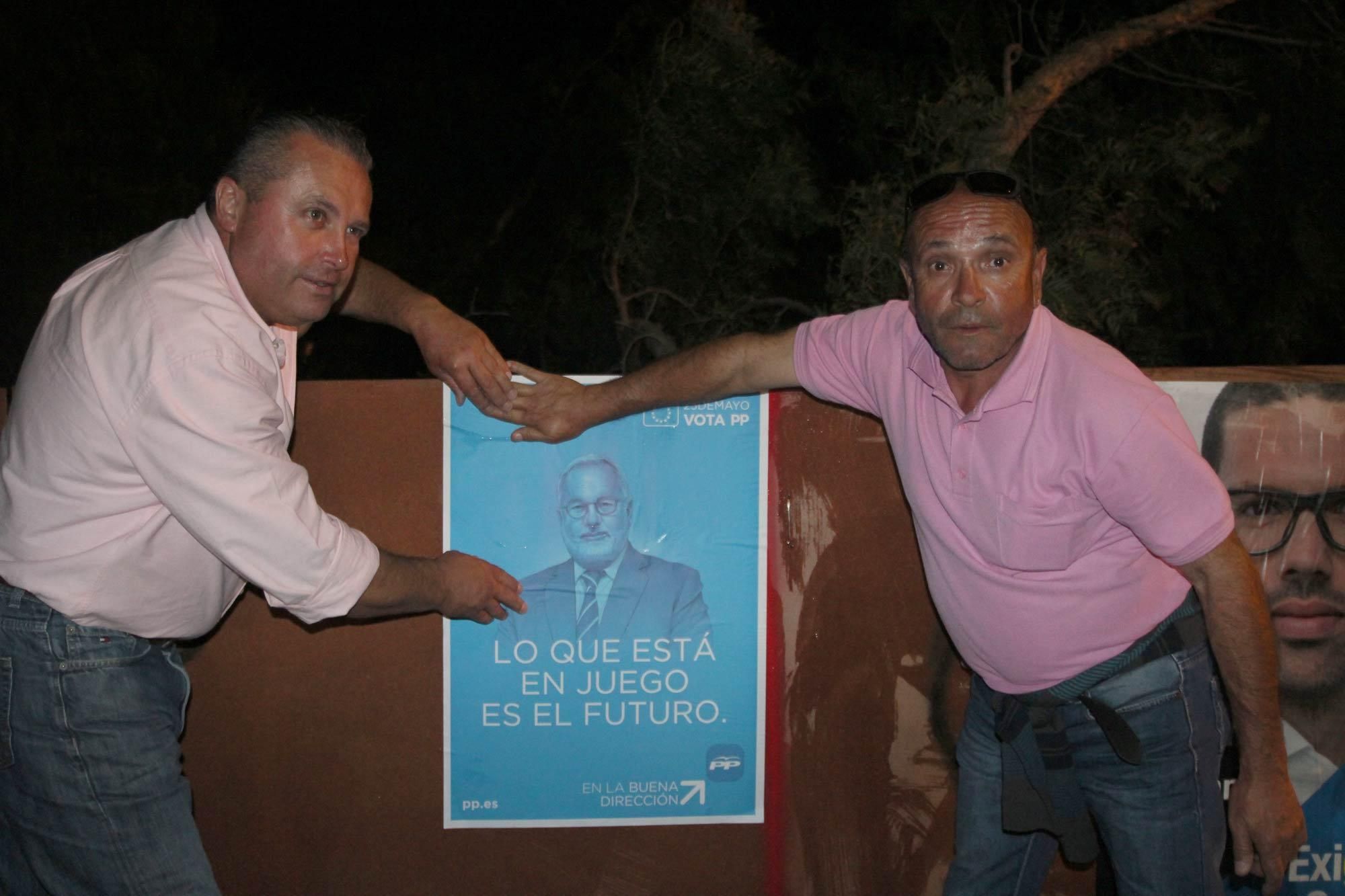 El presidente insular del PP, Javier Trujillo (i) junto a un compañero de partido