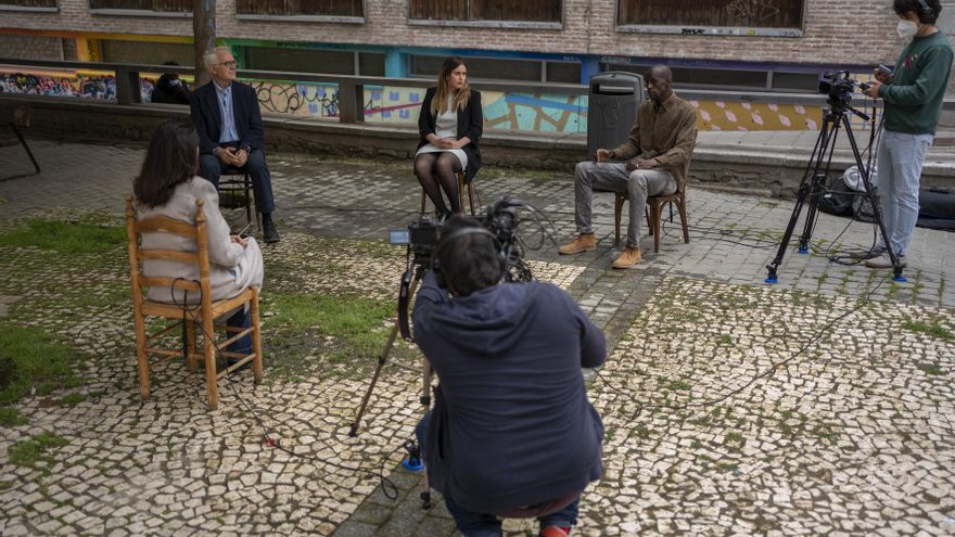 Un momento de la entrevista con los tres activistas y candidatos en Lavapiés