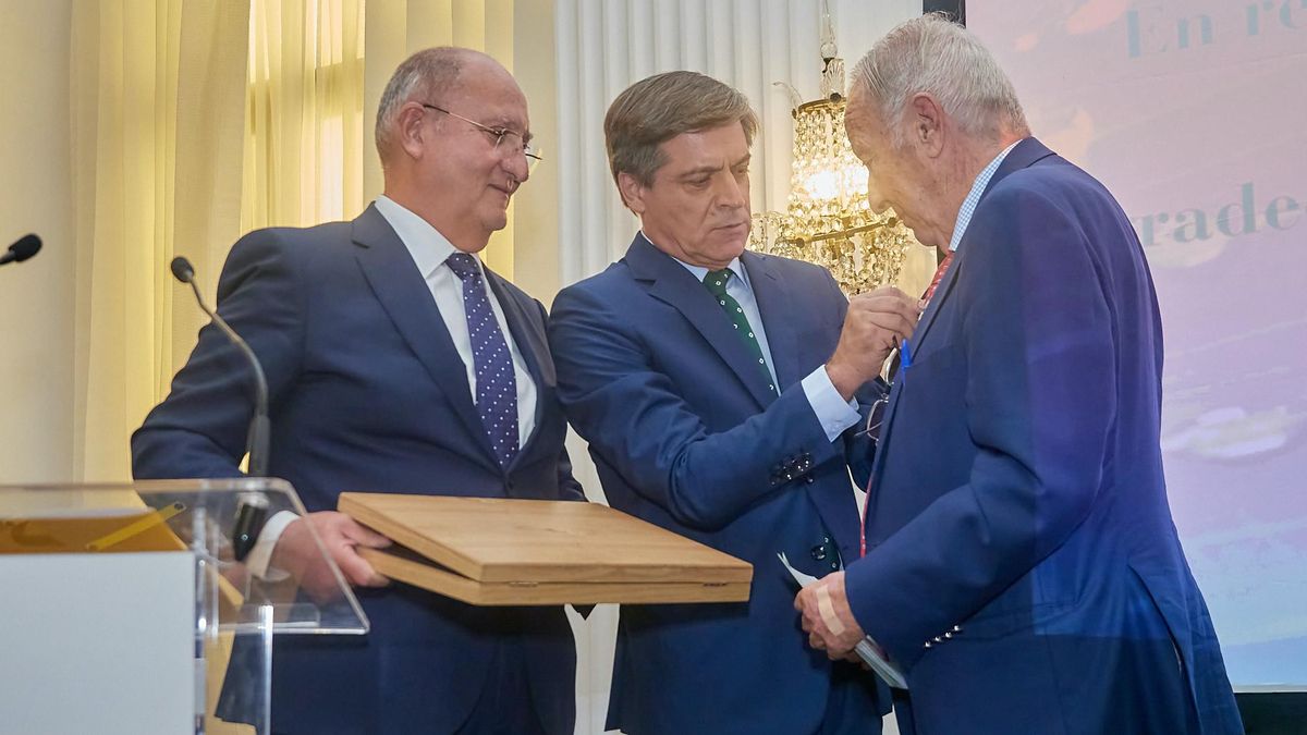 Domingo Ortega coloca una insignia a Leopoldo Cólogan.