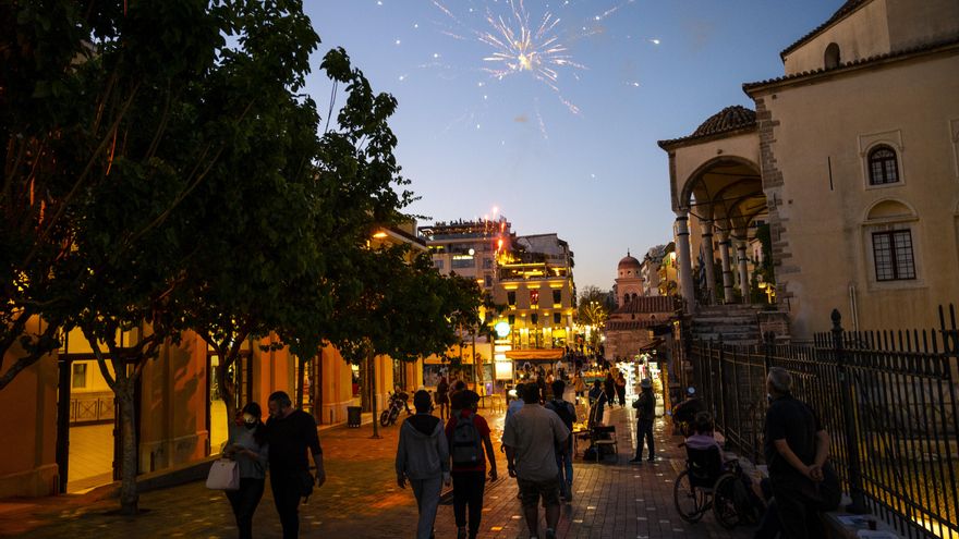 Europa apuesta por los pasaportes COVID para restringir actividades ante la subida de contagios