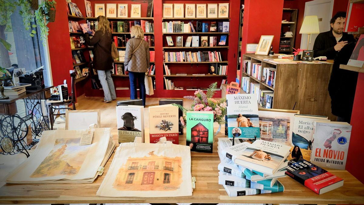 Diverses dones busquen entre els títols de La Llibreria de Campanar.