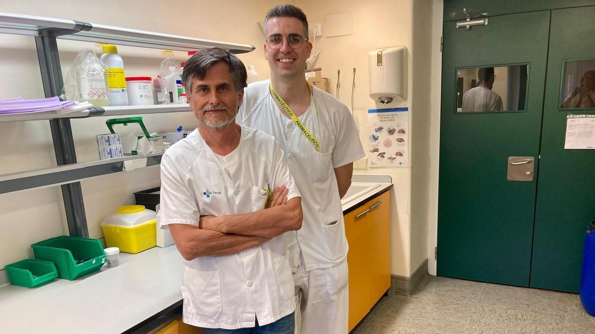 El jefe de Farmacia, Juan José Ortiz de Urbina González, y el farmacéutico Rubén Varela Fernández, del Hospital de León.