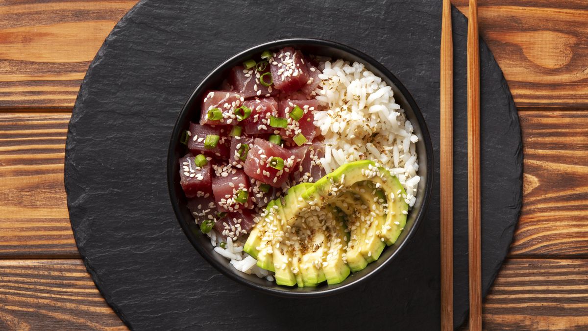 Ensalada de arroz al estilo oriental con atún