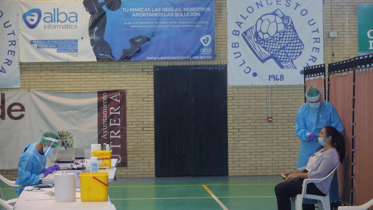 Vecinos del pueblo de Utrera en la prueba de test antígenos para el cribado masivo de la detección del covid 19. Utrera, Sevilla a 15 de octubre del 2020