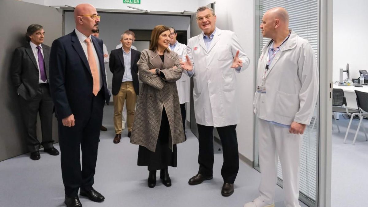 Responsables políticos y médicos en la inauguración de las consultas externas de la unidad de salud mental infanto juvenil