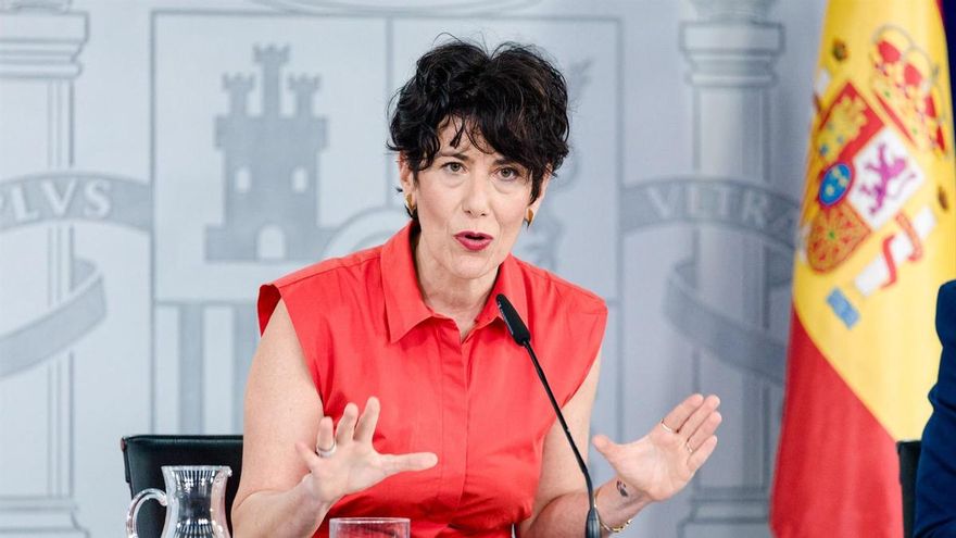 La ministra de Inclusión, Seguridad Social y Migraciones y portavoz del Gobierno, Elma Saiz, durante la rueda de prensa posterior al Consejo de Ministros, en el Palacio de la Moncloa, a 26 de mayo de 2026, en Madrid (España).