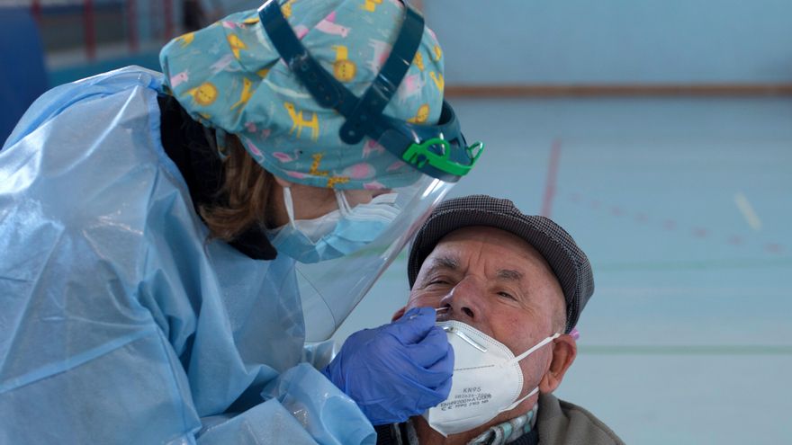Una sanitaria realiza una prueba PCR durante un cribado selectivo. EFE/Brais Lorenzo/Archivo